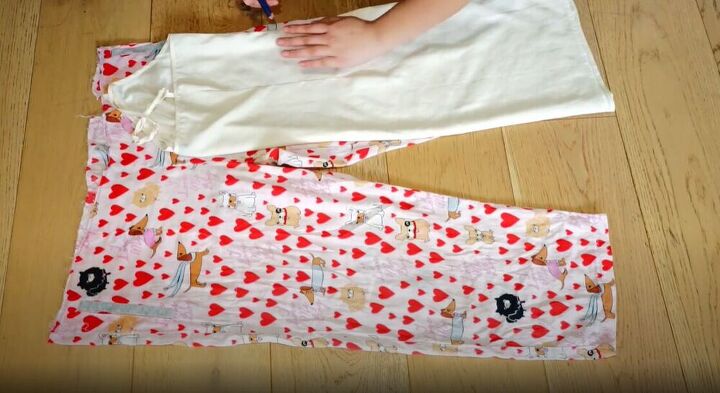 turn old pants into new perfect pajamas, Trace a nightgown