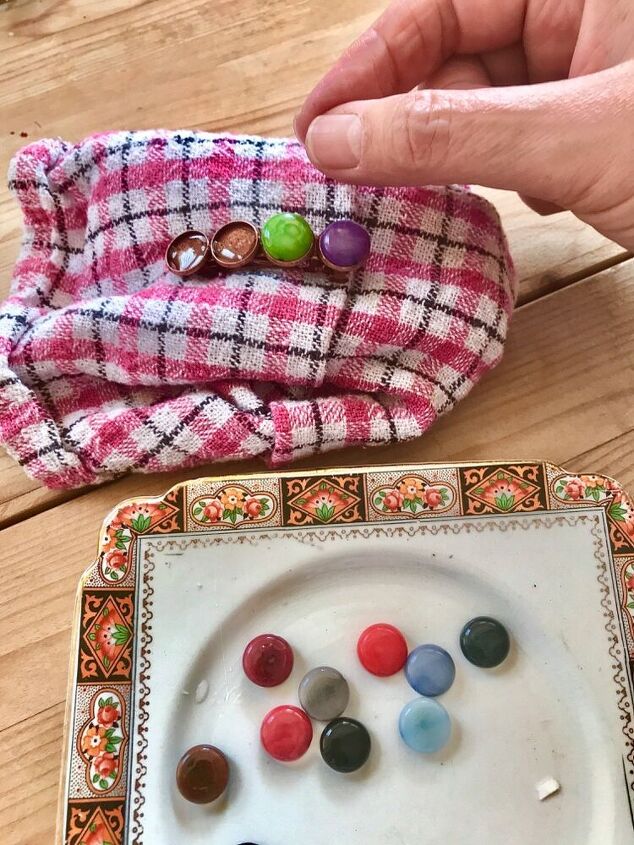 how to make a colourful hair barrette, Glue beads
