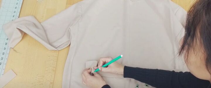 diy a simple and fun sweatshirt, Mark the sides and centers