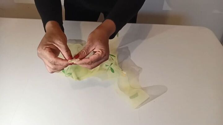 make an awesome ruffled shawl from scratch with this tutorial, How to sew a ruffle scarf