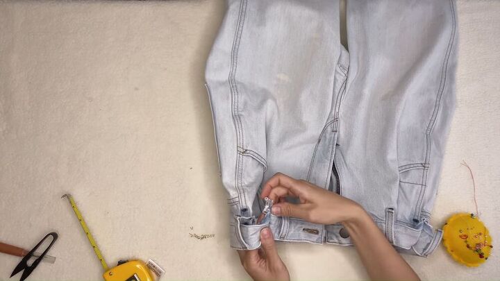 make too big jeans fit by following these easy steps, How to easily take in jeans