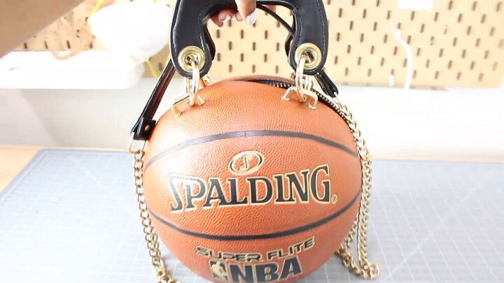 see how i turned an ordinary basketball into a fashionable handbag, Refashion a basketball into a bag
