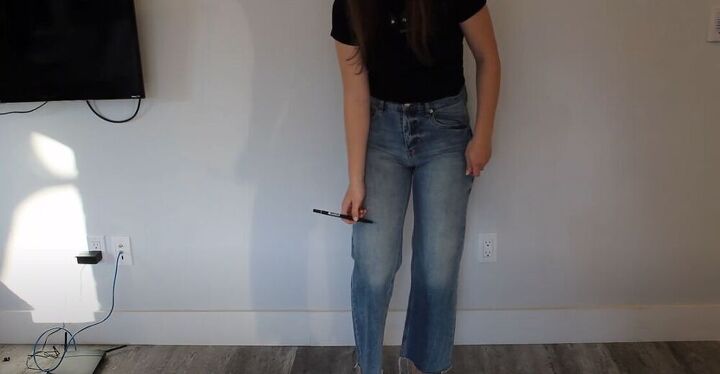 tips and tricks for upcycling your jeans in 10 minutes, Use a marker