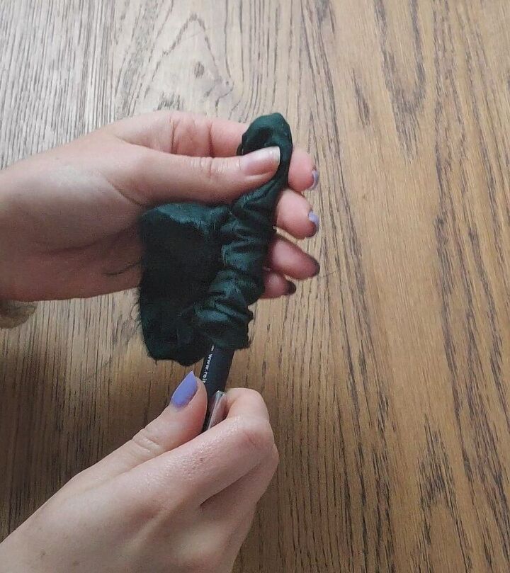 the easiest way to make a scrunchie with or without a sewing machine
