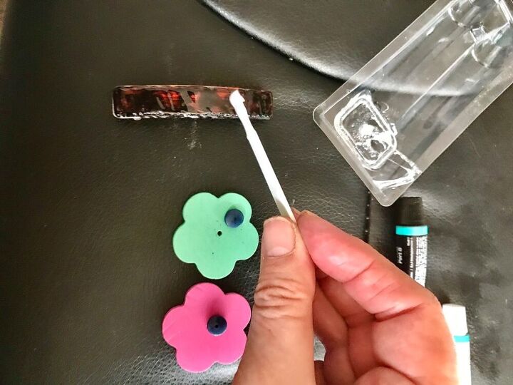 how to make your own unique flower hair slide, Glue the slide