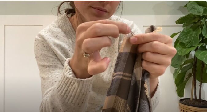 6 ways to style a blanket scarf, Fray the edges