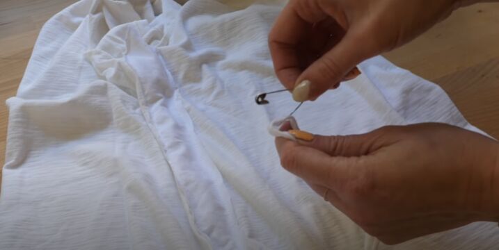 how to cinch a top 4 easy ways, Using a safety pin
