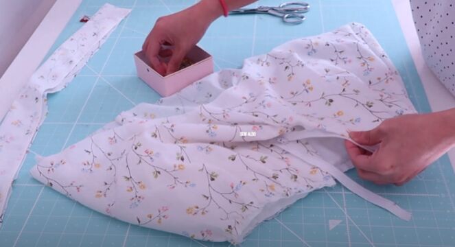 refashion a bedsheet into a 3 layer ruffle skirt, Attach the zipper