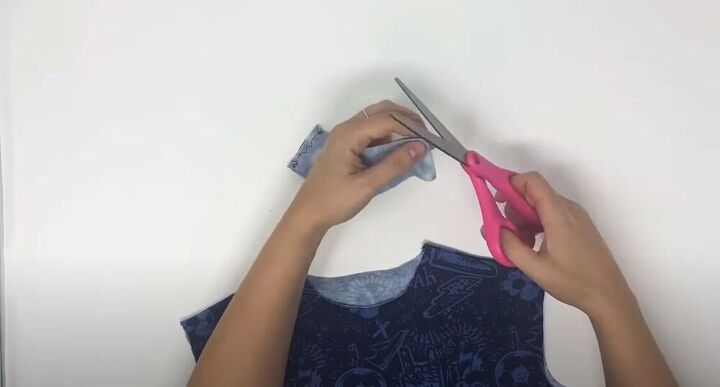 how to make a sweatshirt, Make a notch in the band