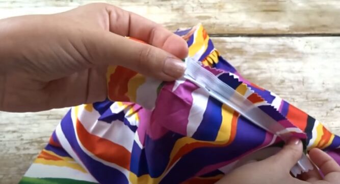 learn how to sew a gathered skirt, Pin on the zipper