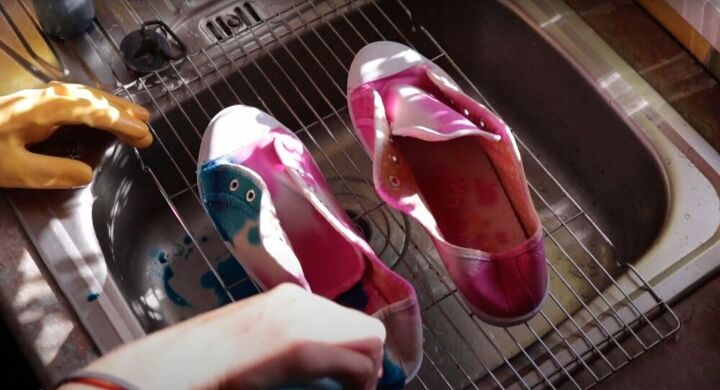 simple and easy diy tie dye shoes, How to make a tie dye shoes