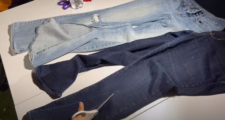 diy distressed jeans, Cut a triangle