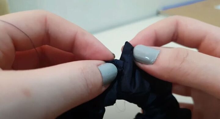 2 ways to make a diy scrunchie, Overlap the ends