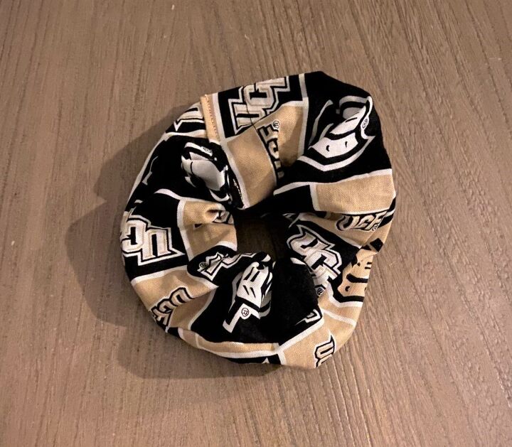 5 minute football themed scrunchie
