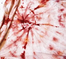 make a natural tie dye with onion skins turmeric, Unfold your clothes