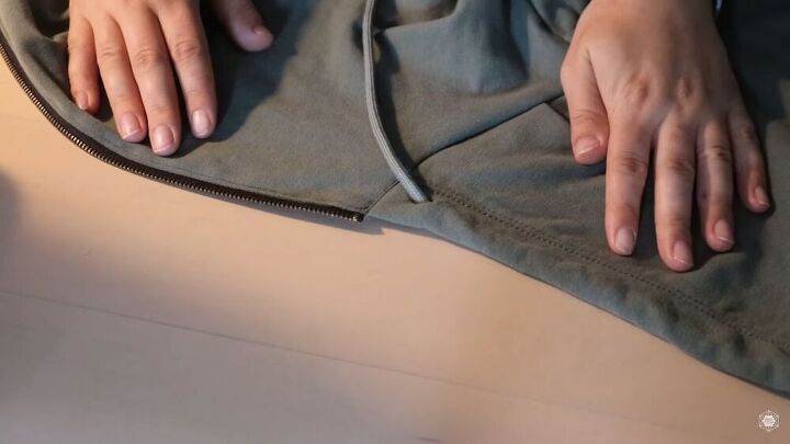 sew a zipper hoodie with this incredible tutorial, Pleated edges on zipper hoodie