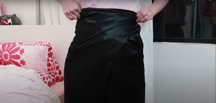 gorgeous satin midi skirt diy tutorial, Pin the skirt around the waist