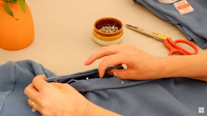 sew the most comfortable loungewear top ever, Match the quarter marks