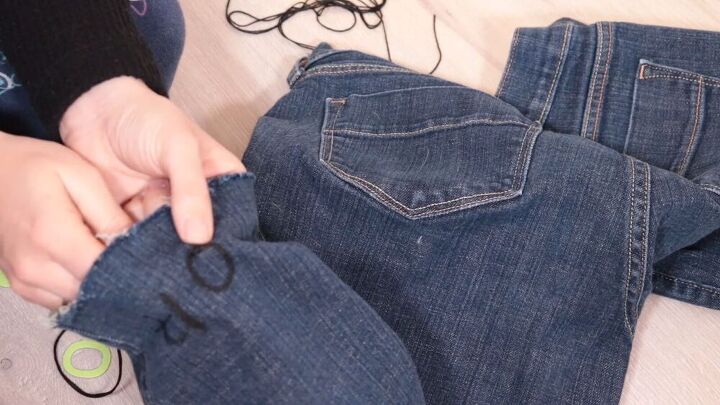 oh hello make diy jeans with an embroidered message, Pull the jeans tightly