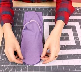 a super easy tutorial on how to sew socks, Placing the toe curve on the top of the curve