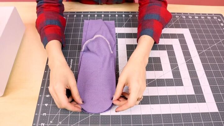 a super easy tutorial on how to sew socks, Placing the toe curve on the top of the curve