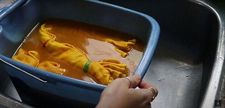 natural tie dye diy with turmeric, Let the fabrics soak in the dye