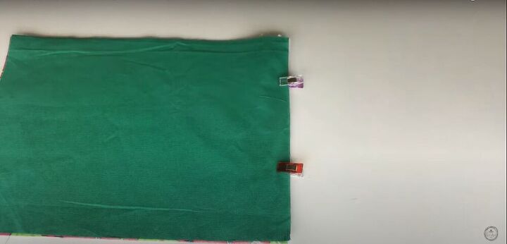 easy travel makeup bag sewing tutorial, Clip or pin the edge