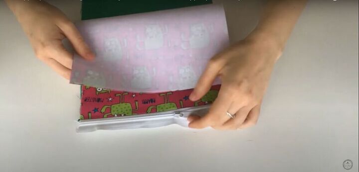 easy travel makeup bag sewing tutorial, Pin the outer fabric to the zipper