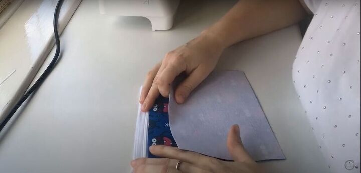 easy zipper pouch sewing tutorial, Pin the fabric to the zipper