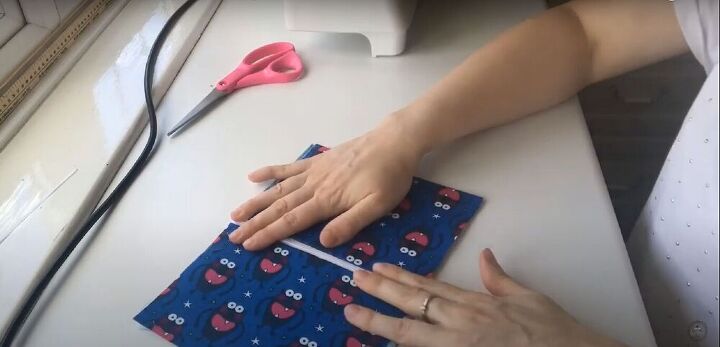 easy zipper pouch sewing tutorial, Put the zipper in the middle