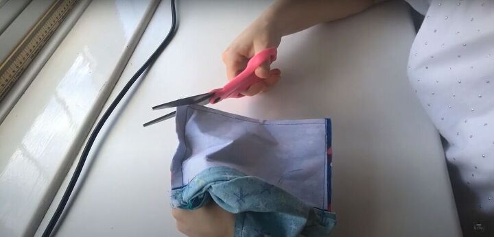 easy zipper pouch sewing tutorial, Snip the corners