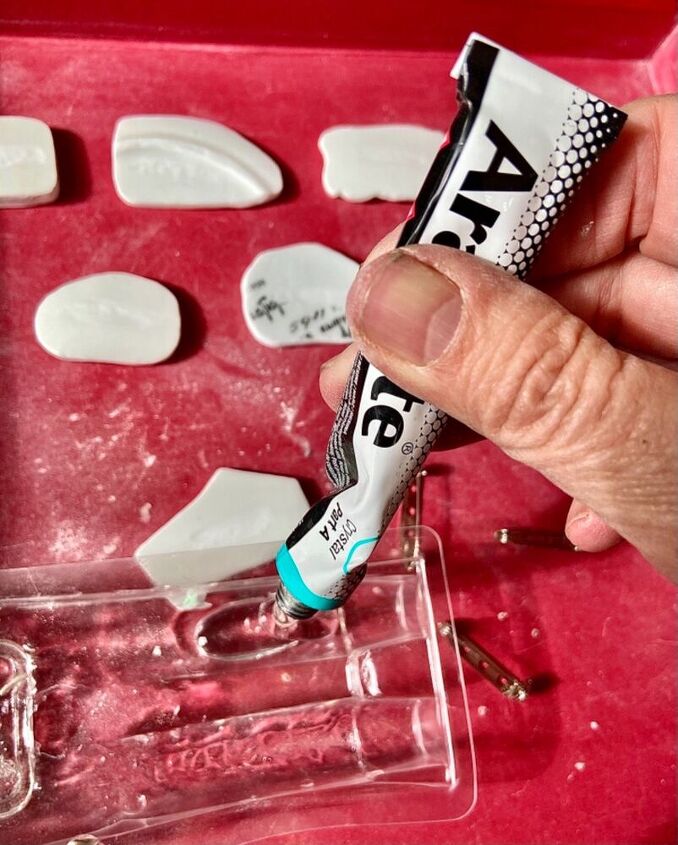 transforming your old crockery into quirky brooch pin, Mix epoxy resin glue