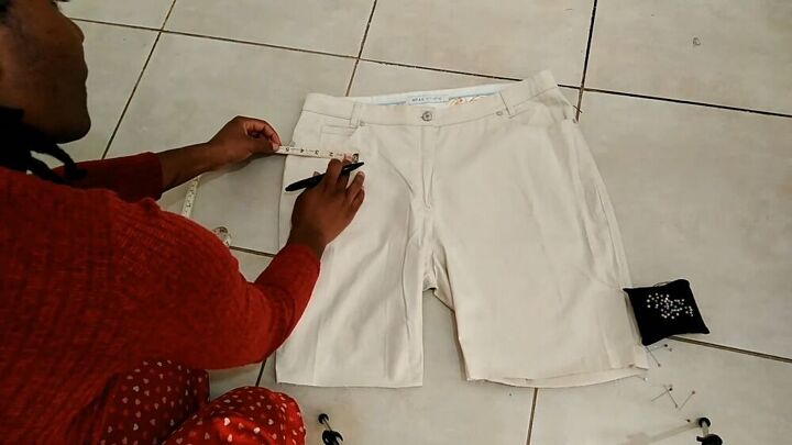 the easiest tutorial on how to cut jeans into shorts, Best way to cut jeans into shorts