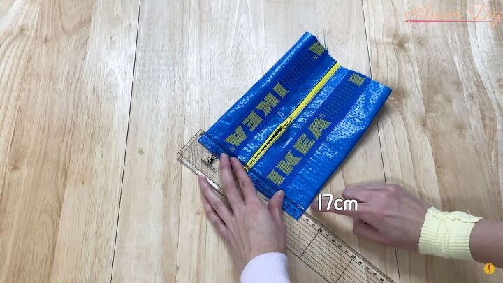 crazy diy ikea bag transformation tutorial, Measuring IKEA purse length