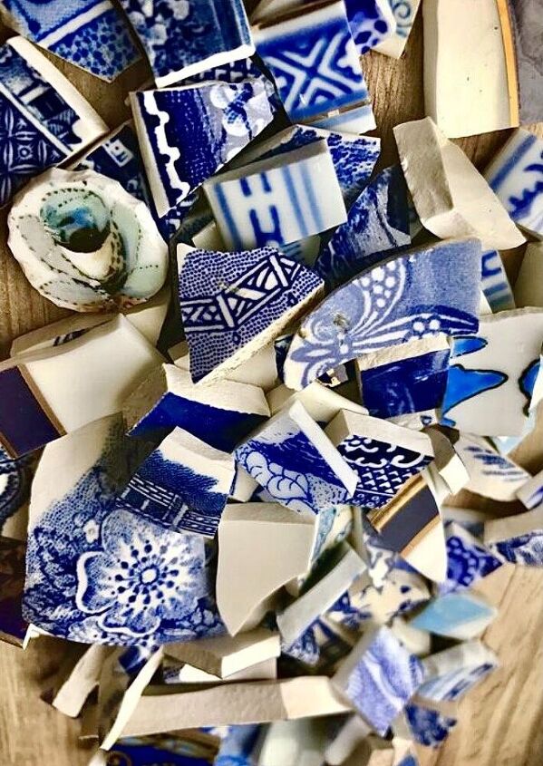 making unique earrings from old crockery, Blue ceramic pieces
