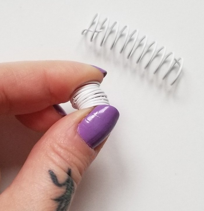 1 minute diy upcycled spiral earrings