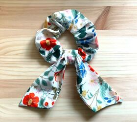 Turn Your Fabric  Scraps in to a Super Quick Scrunchie With a Tie