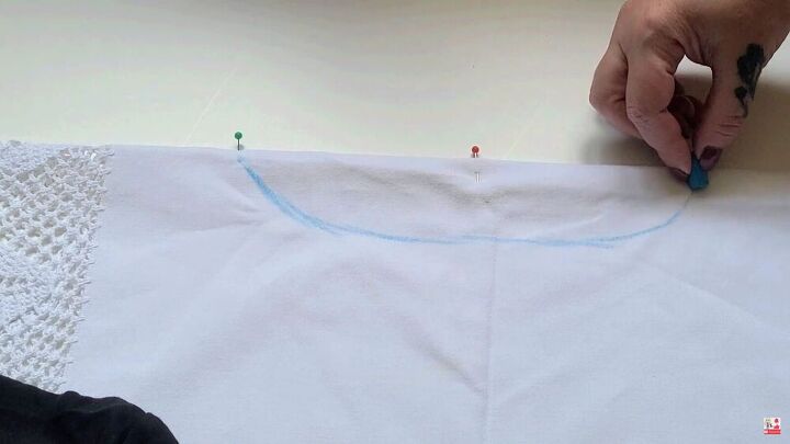 thrift flip alert transform a tablecloth into a stunning diy caftan, Basic DIY caftan