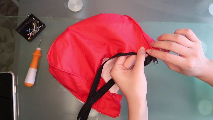make this incredible nylon bag from a windbreaker