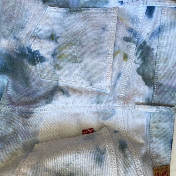 this bizarre tie dye method transforms old white jeans