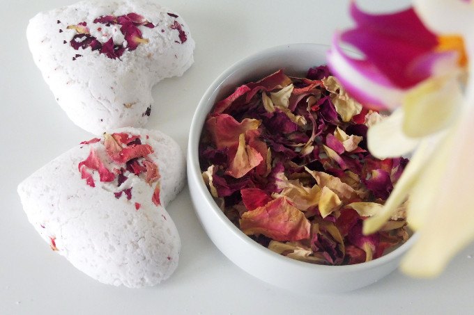 diy bath bomb recipe with rose petals and essential oils