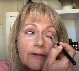 natural spring summer makeup look for older women, Applying rose gold eyeshadow