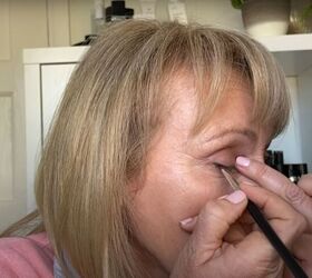 natural spring summer makeup look for older women, Using eyeshadow as eyeliner