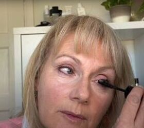 natural spring summer makeup look for older women, Applying mascara