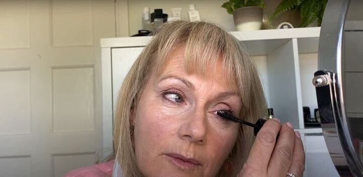 natural spring summer makeup look for older women, Applying mascara