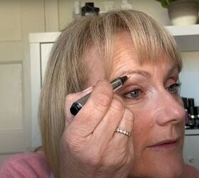 natural spring summer makeup look for older women, Using highlighter for mature skin