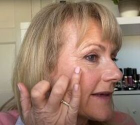natural spring summer makeup look for older women, Applying blush to cheeks using fingers