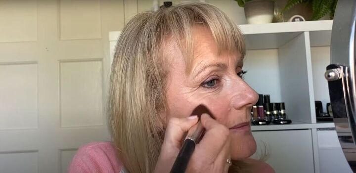 natural spring summer makeup look for older women, Blending makeup