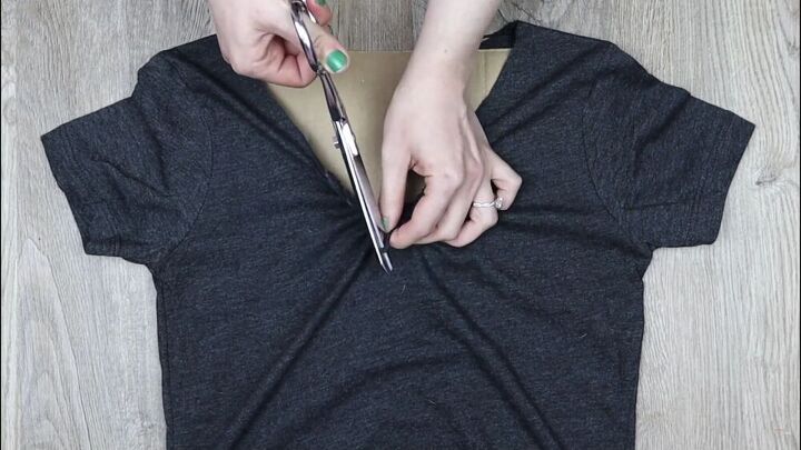2 easy t shirt neckline cutting ideas to make intricate v necks, T shirt design ideas cutting