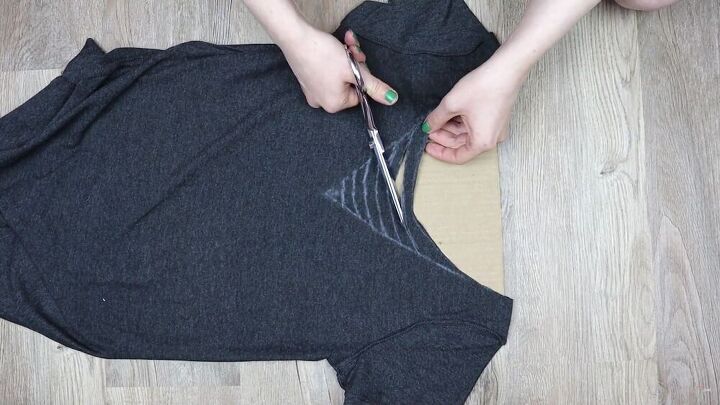 2 easy t shirt neckline cutting ideas to make intricate v necks, DIY t shirt cutting ideas